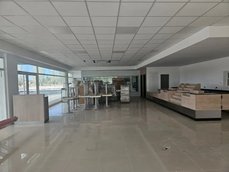 Interior de la tienda de conveniencia terminada, con cielorraso desmontable y piso porcelanato