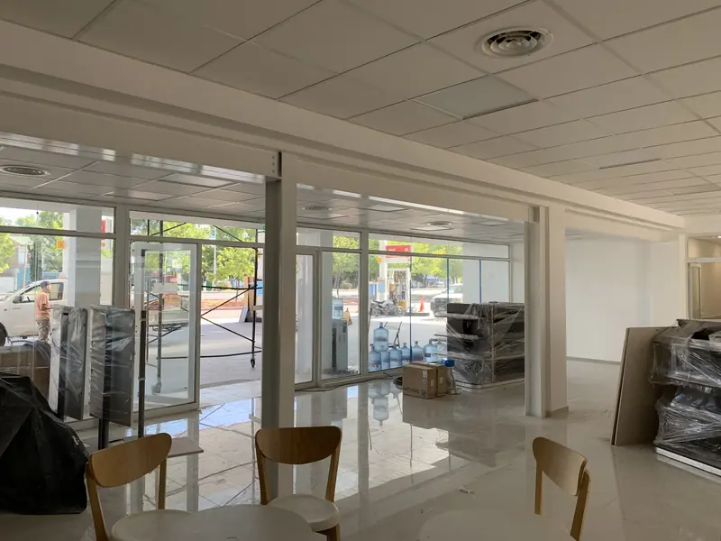 Interior con cielorraso desmontable, carpintería de aluminio y piso terminado