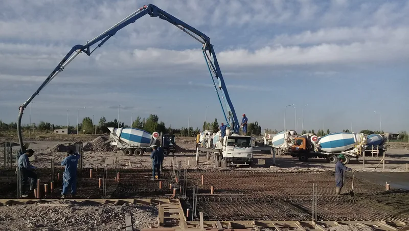 Bomba pluma hormigonando la platea de la estacion, con camion mixer