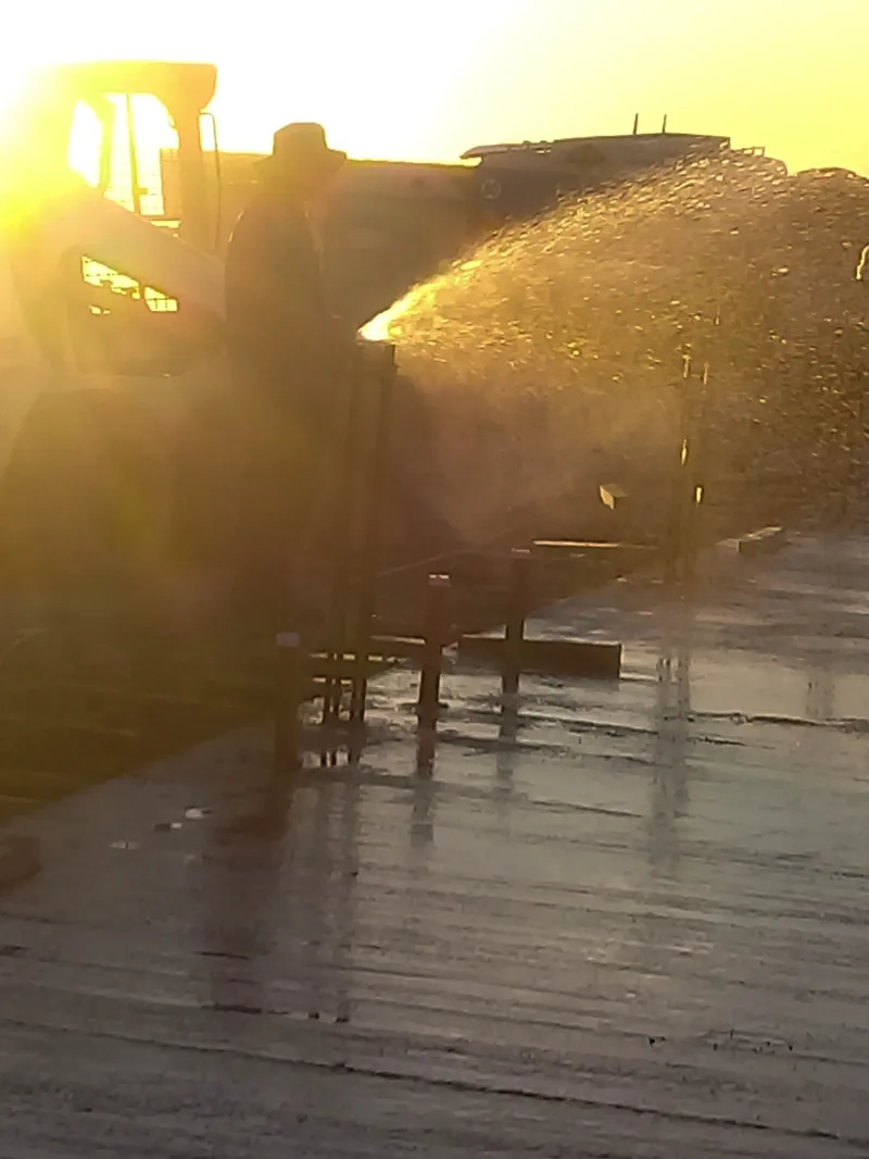Terminacion a mano de la superficie de hormigon, con luz de atardecer