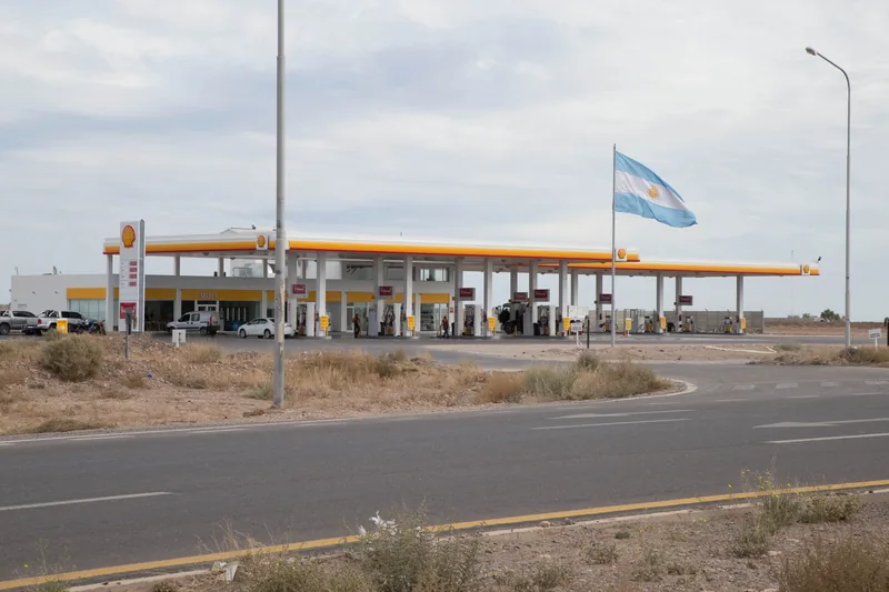 Estacion de servicio Shell terminada, con marquesina y bandera argentina
