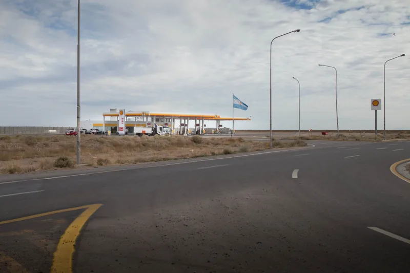 Estacion de servicio Shell terminada, vista desde la ruta