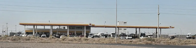 Estacion de servicio Shell terminada, vista lateral desde la calle